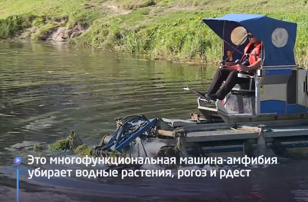 В Тюмени Южный пруд вторую неделю очищает чудо-машина
