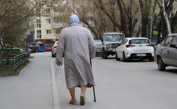 В Тюмени несколько лет бабушка призывает жильцов дома вступить в секту