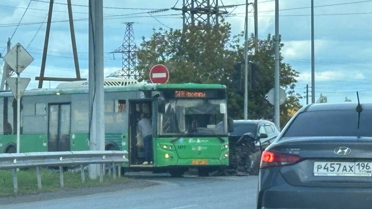 В Тюмени случилось ДТП с автобусом и двумя легковыми авто