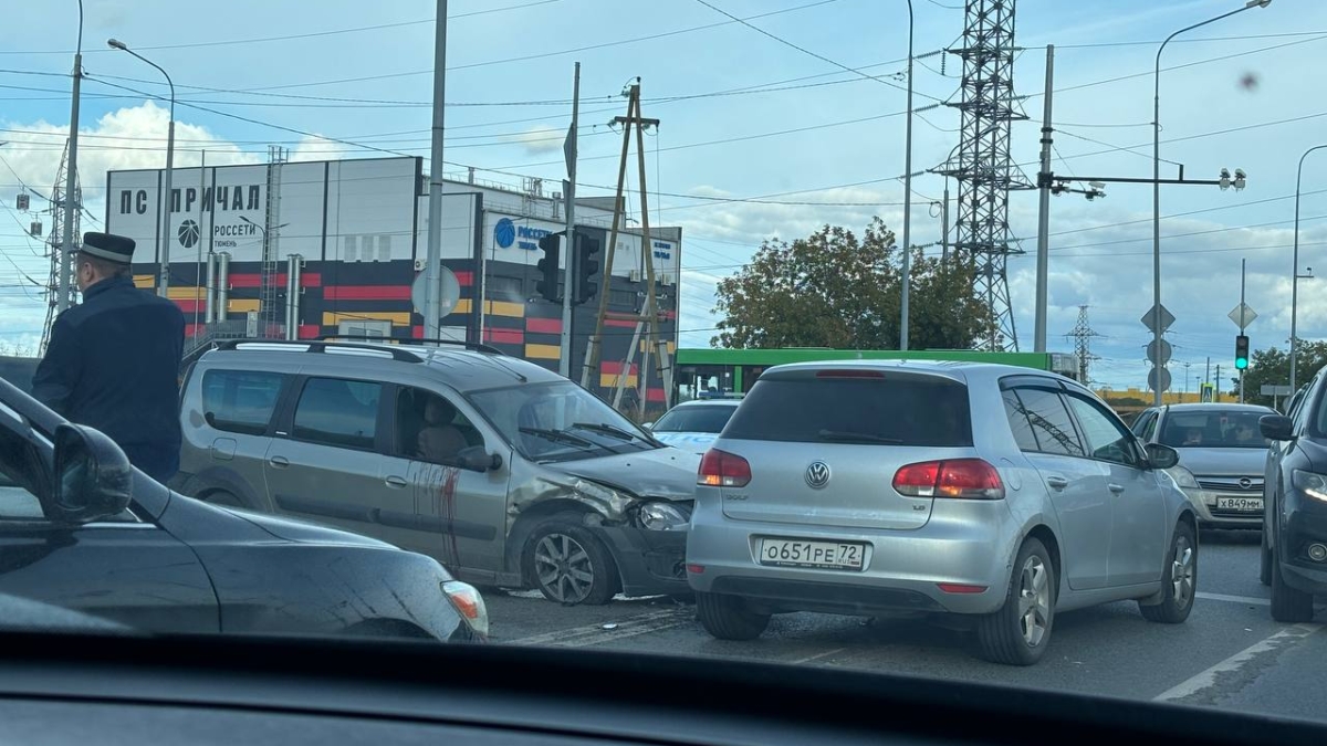 В Тюмени случилось ДТП с автобусом и двумя легковыми авто