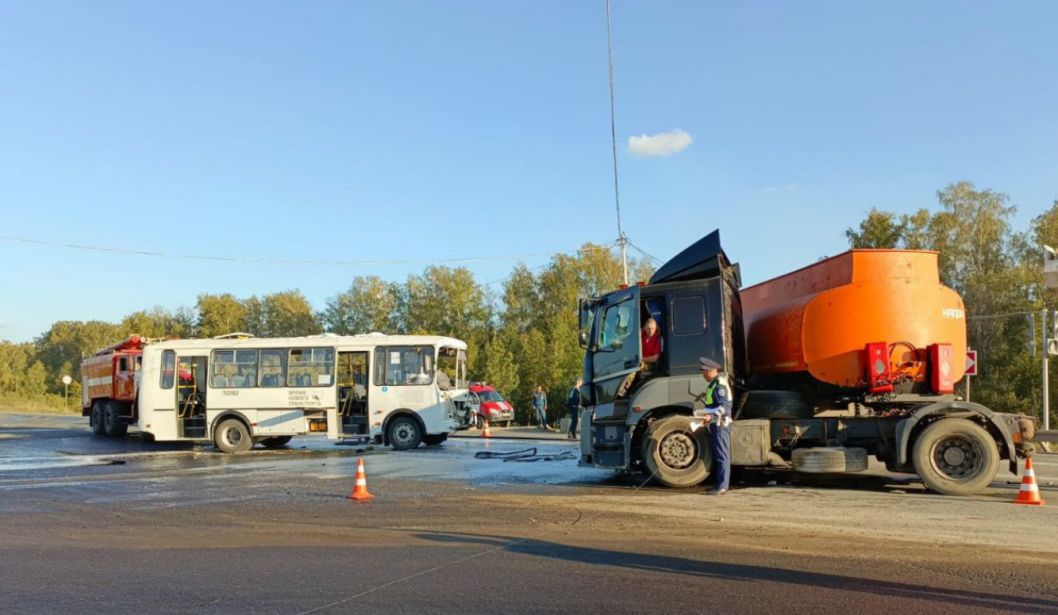 Двое подростков пострадало в аварии с бензовозом на трассе