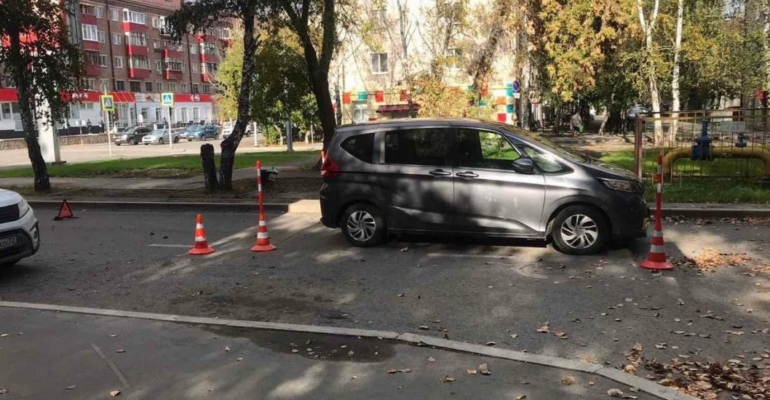 Шестилетний мальчик попал под колеса авто в Тюмени