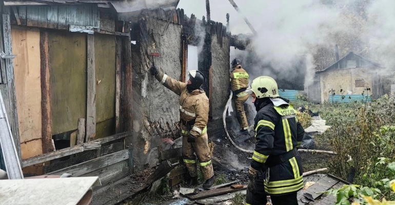 В Тюмени загорелся жилой дом по улице Геологов