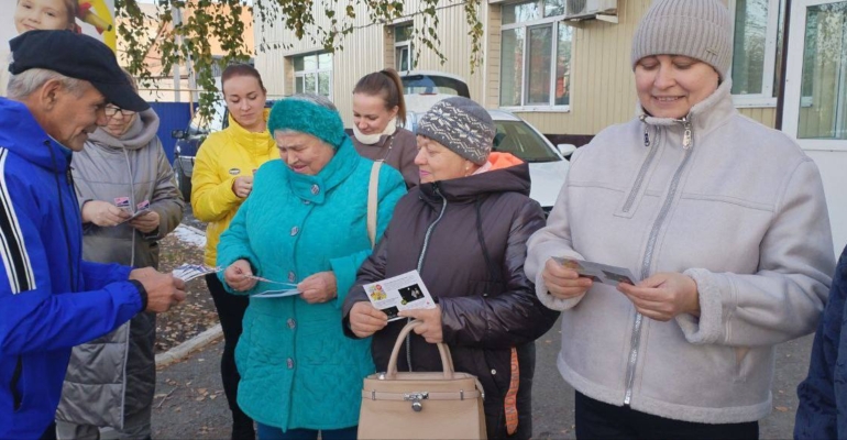 В Ялуторовске автоинспекторы вручили световозвращатели бабушкам