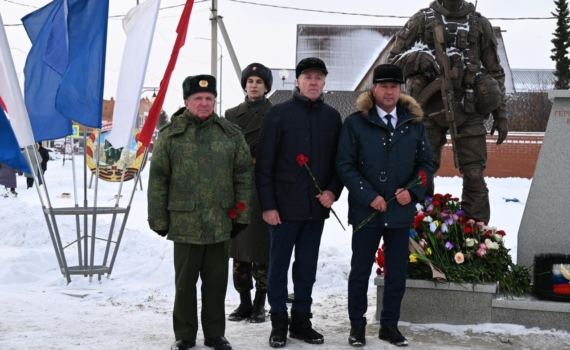 В тюменском селе открыли памятник землякам-героям СВО