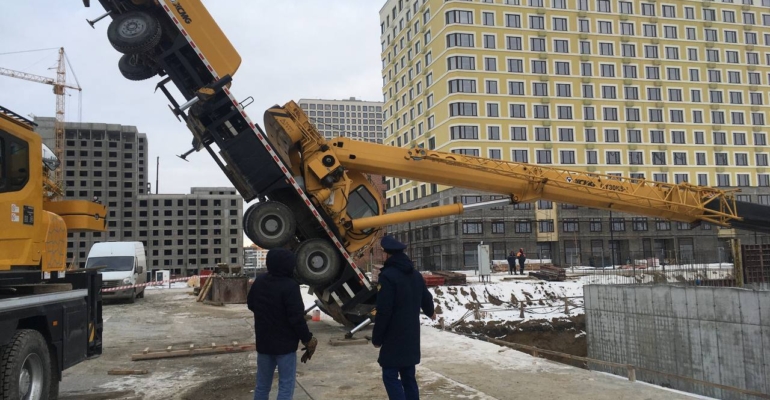 Тюменская прокуратура проверит причины падения автомобильного крана в Тюмени