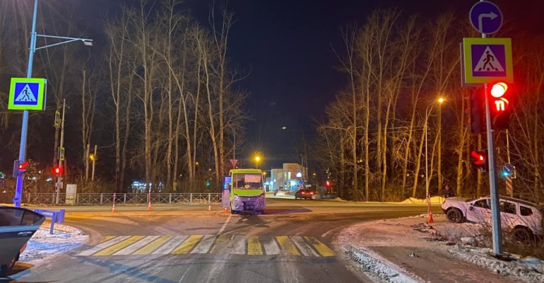 В Тюмени автобус столкнулся с легковым автомобилем