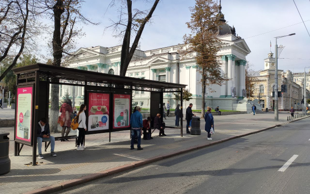 Женщина погибла в Саратове под обрушившейся от ветра остановкой