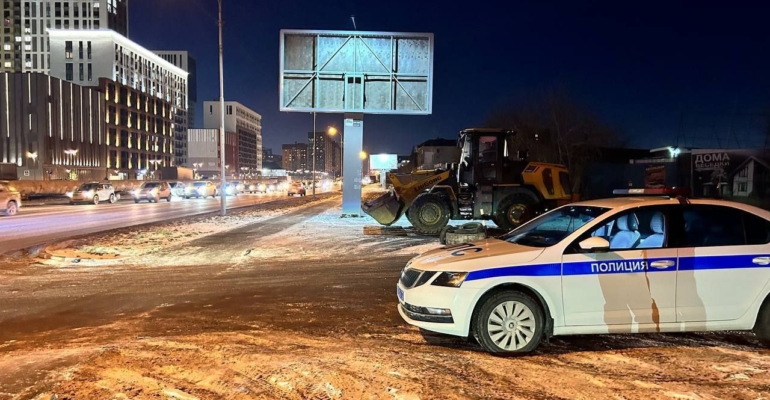 В центре Тюмени мигрант на тракторе пытался дать взятку инспектору ДПС