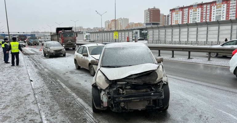 В Тюмени произошла массовая авария с участием пяти автомобилей