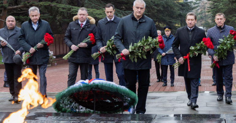 Глава Крыма возложил цветы к Вечному огню на могиле Неизвестного солдата