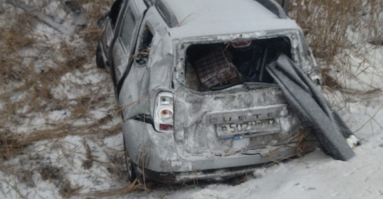 На автодороге Курган-Тюмень Renault Duster съехал в кювет и опрокинулся