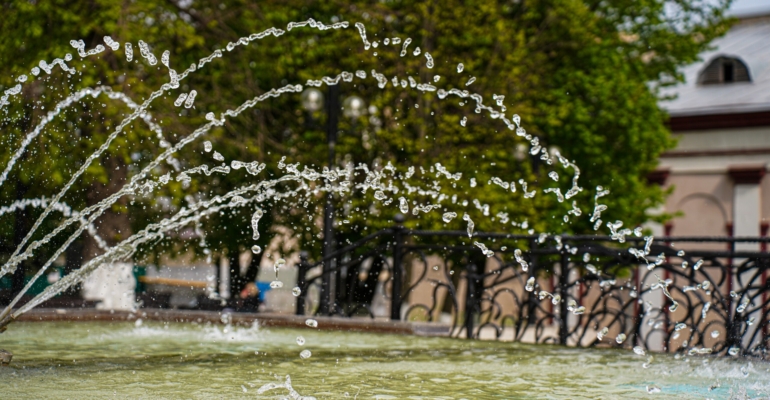 Откровенные купания: как пьяная особа шокировала прохожих в центре города