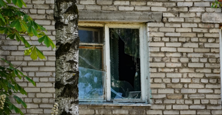 Балкон рухнул на женщину во время урагана в Омске