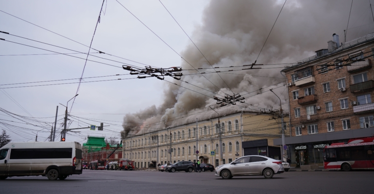 В Ростове МЧС ликвидировало масштабное возгорание на складе и в офисе