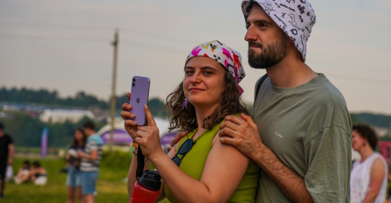 В этом году модницы носят платки не по назначению