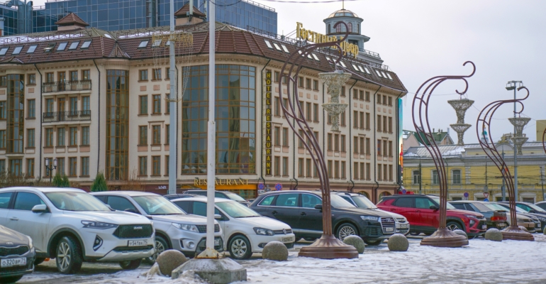 Аномальный снег и наводнение парализовали дороги в Петербурге