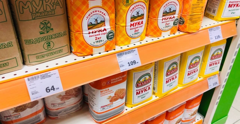 Заводская упаковка не защищает после вскрытия: куда пересыпать крупы и муку, чтобы они не испортились