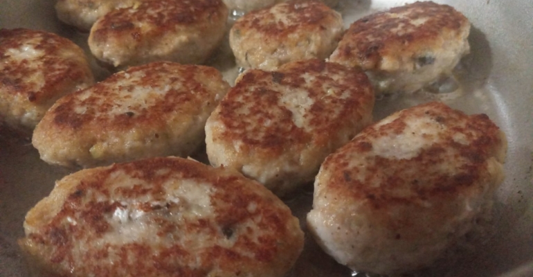 Для сочности котлет важно дать мясу прогреться перед жаркой Для сочности котлет важно дать мясу прогреться перед жаркой