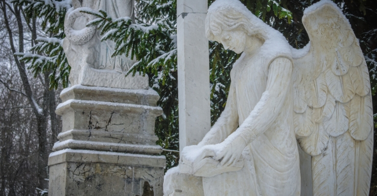 Не долг, а диалог: в РПЦ объяснили, что на самом деле значит посещение могил