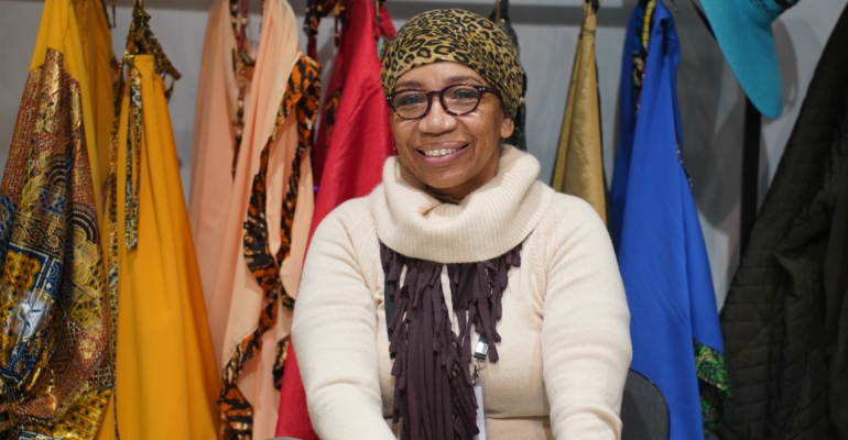 Три варианта стилизации шарфа, которые заменят шапку