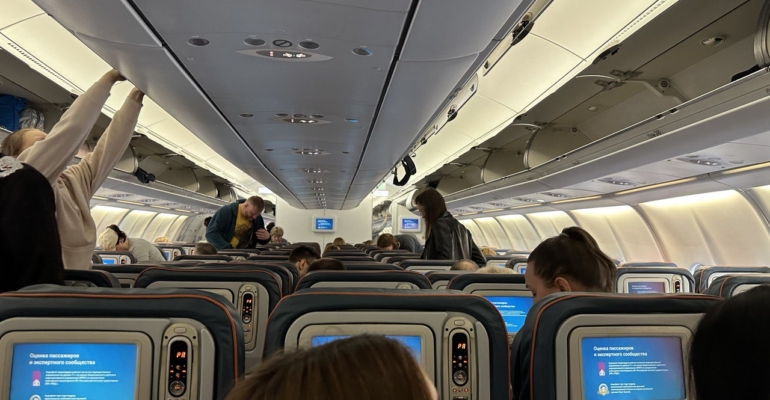 Стало известно, почему парфюмы представляют угрозу для авиарейса