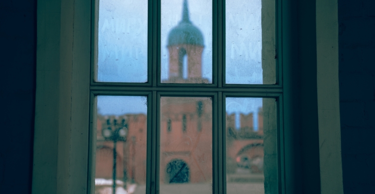 Эффект держится неделями: как создать невидимую защиту на стеклах и зеркалах