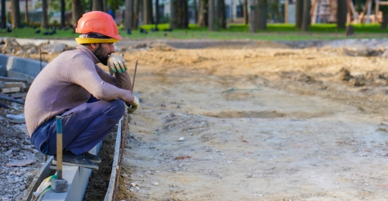 Лайфхак от строителей: одна ложка сделает лестницы зимой безопасными
