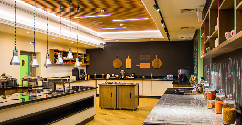 Четыре проигрышных материала для кухонного фартука и чем их заменить