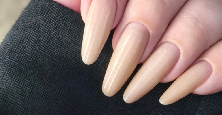 Пять идей коричневого маникюра на эту зиму