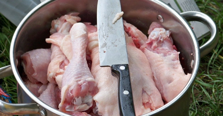 Рецепт куриных бедер под хрустящей чесночно-сырной шапкой