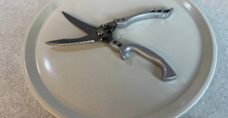 Пластиковая бутылка вместо органайзера: 3 самоделки, которые решат проблему беспорядка за 15 минут