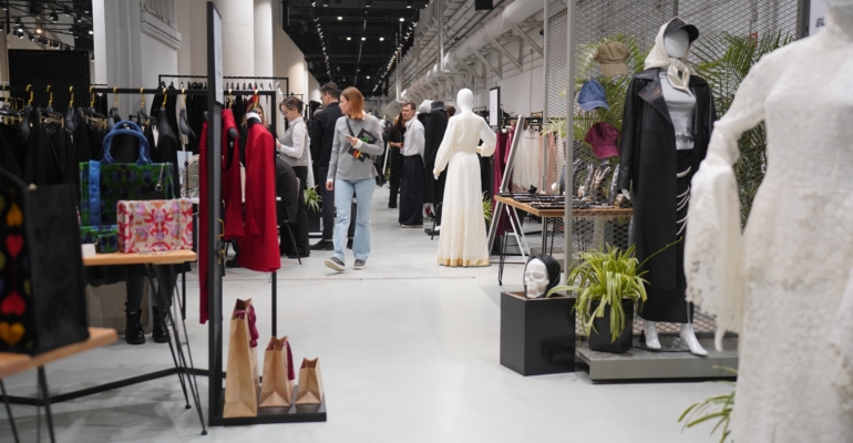 Названы 3 вещи, которые вышли из моды накануне сезона 2026