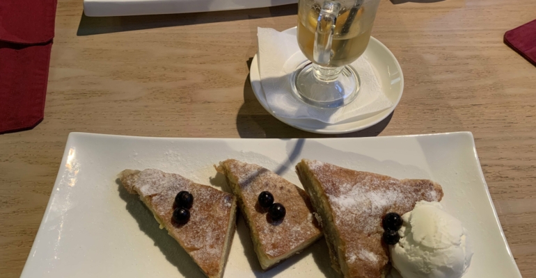 Пирог мечты за 10 минут: три яйца, творог и ягоды – нежнее не бывает