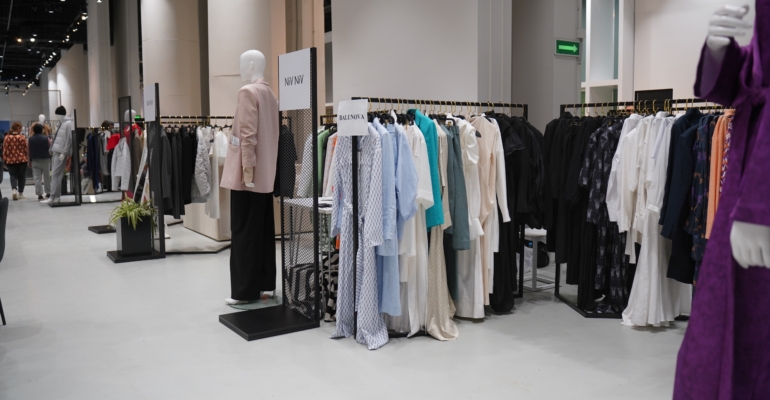 Не оверсайз, а изгибы: в моде одежда, подчеркивающая фигуру