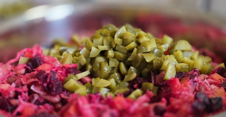 Три заправки для новогодних салатов, которые заменят майонез