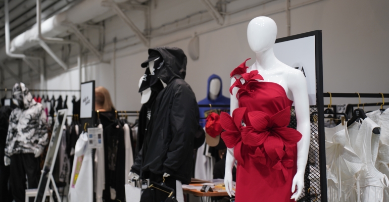 Бордо и красный – главные цвета новогодних нарядов