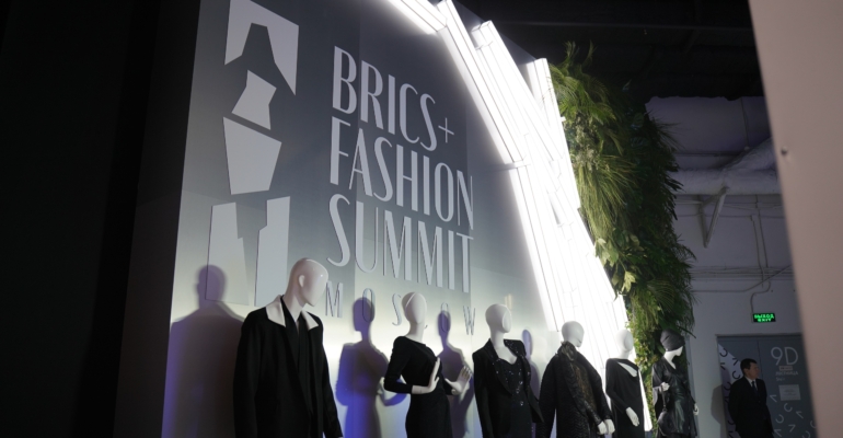 Меховые брелоки: стильные способы освежить образ