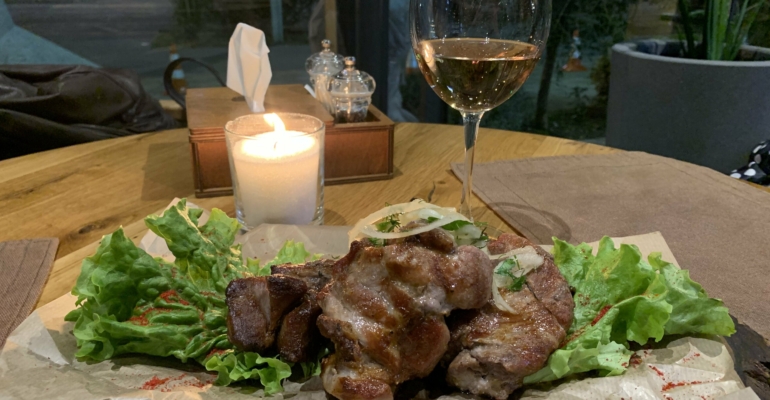 Рецепт закусочного рулета из куриного фарша с сыром и беконом