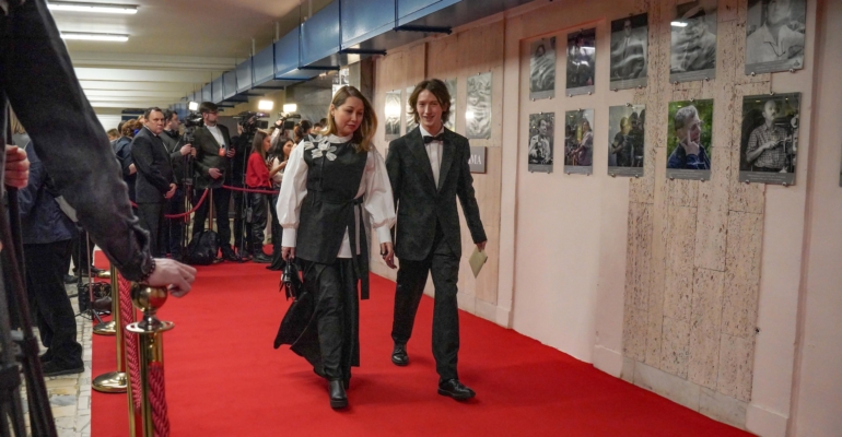 Свитер и юбка не окончательная база, а холст: как один акцент превращает образ в шедевр