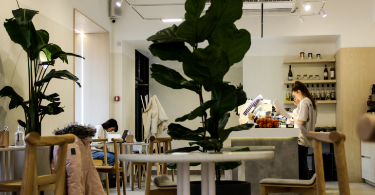 Винил уходит в прошлое: стены теперь «одевают» в стекло – разбор преимуществ