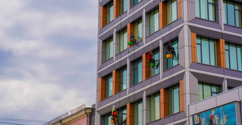 Как помыть окна без разводов: пошаговая инструкция от профессионалов