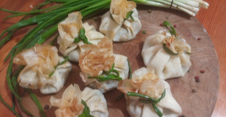 Выращивание зеленого лука на подоконнике с помощью упаковки от яиц