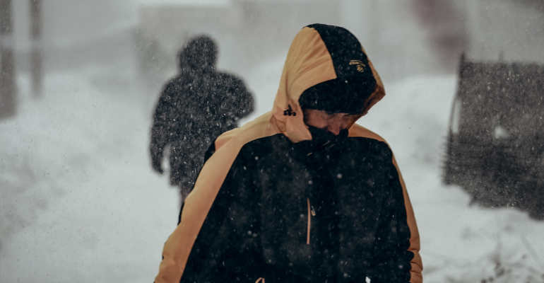 Как постирать пуховик дома, чтобы не скатался и не сбился – советы от прачечных