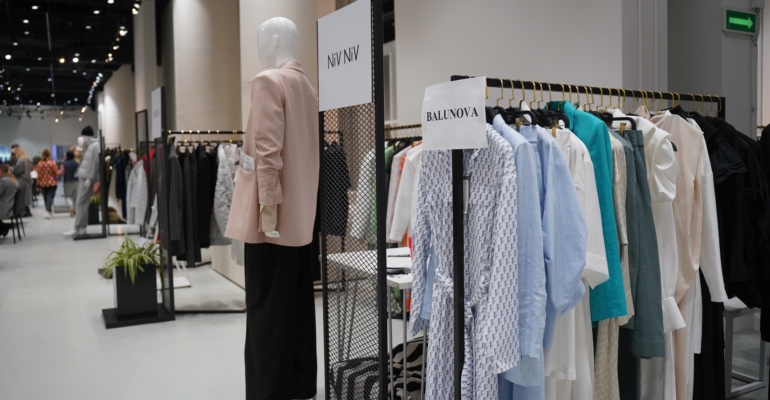 Платья без излишеств: как создать образ на уровне редактора модного журнала и не разориться