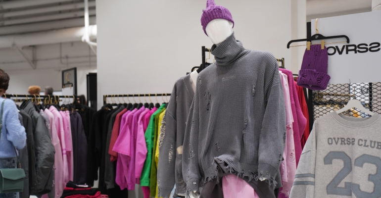 Тренд зимы 2025 – свитер с высоким горлом: образы и советы стилистов