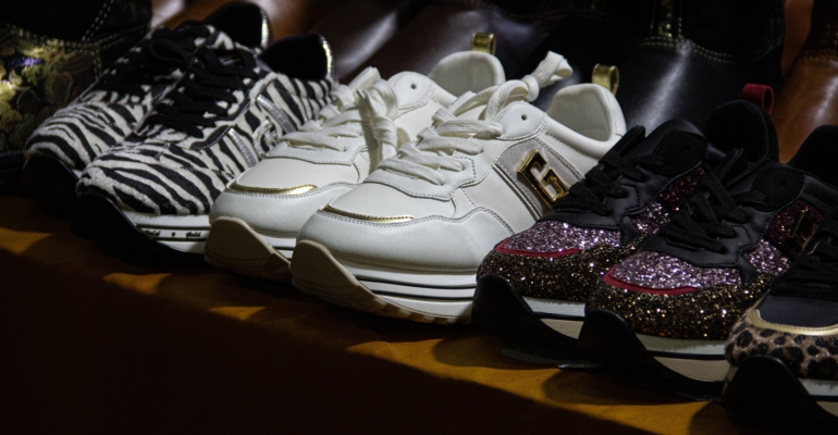 Простой способ размягчить задник обуви и предотвратить мозоли