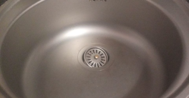 От жирных пятен до сияющей раковины: 3 неочевидных способа использовать то, что лежит в ванной