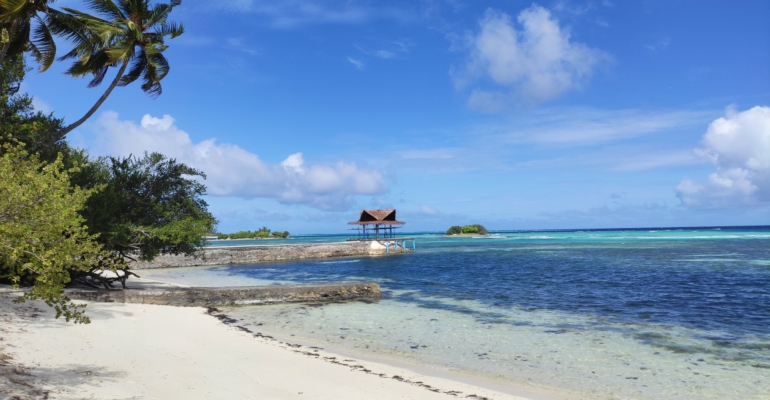 Дальние перелеты, простые бунгало — абсолютное счастье: новые пляжные тренды 2026