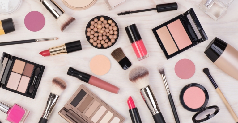 Верните молодость без уколов: мощный эффект от правильного макияжа губ